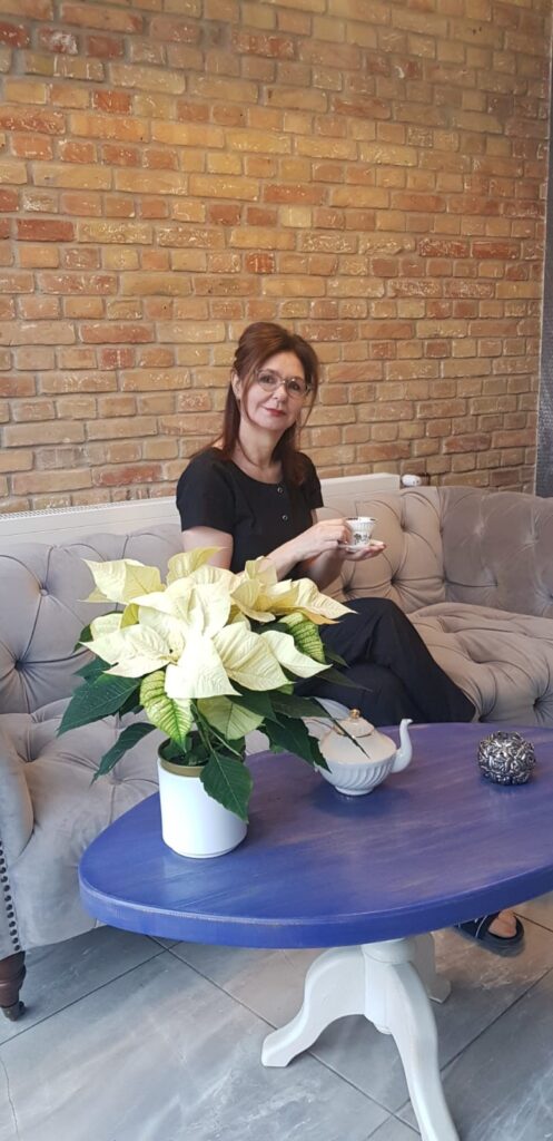 doktor Graca-Chrzanowska w gabinecie relaksuje sie przy kawie