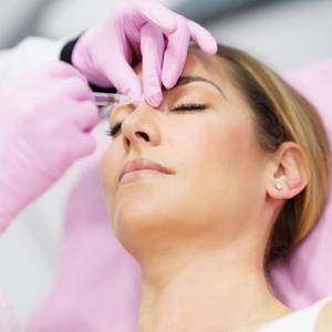 kobieta-zabieg-korekcja nosa kwasem hialuronowym